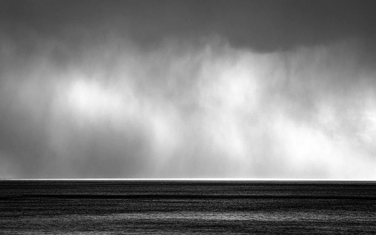 Mer sombre et pluie en noir et blanc