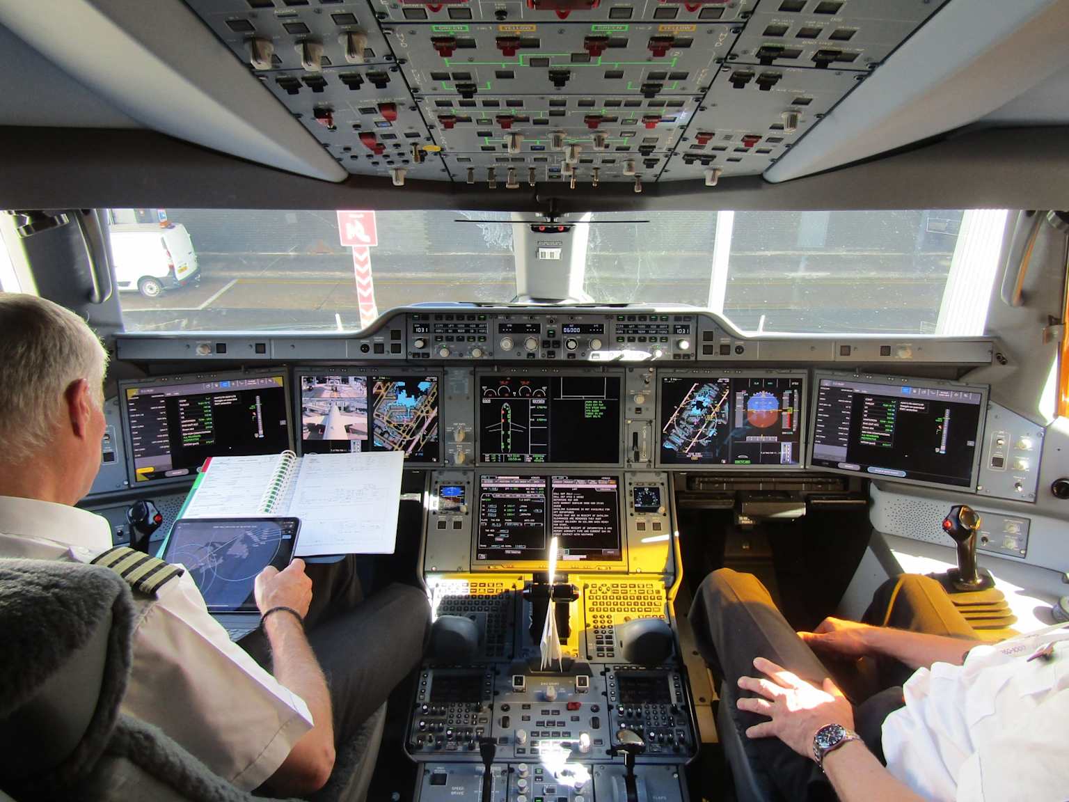 Cockpit d'un Airbus A350 avec écrans de navigation