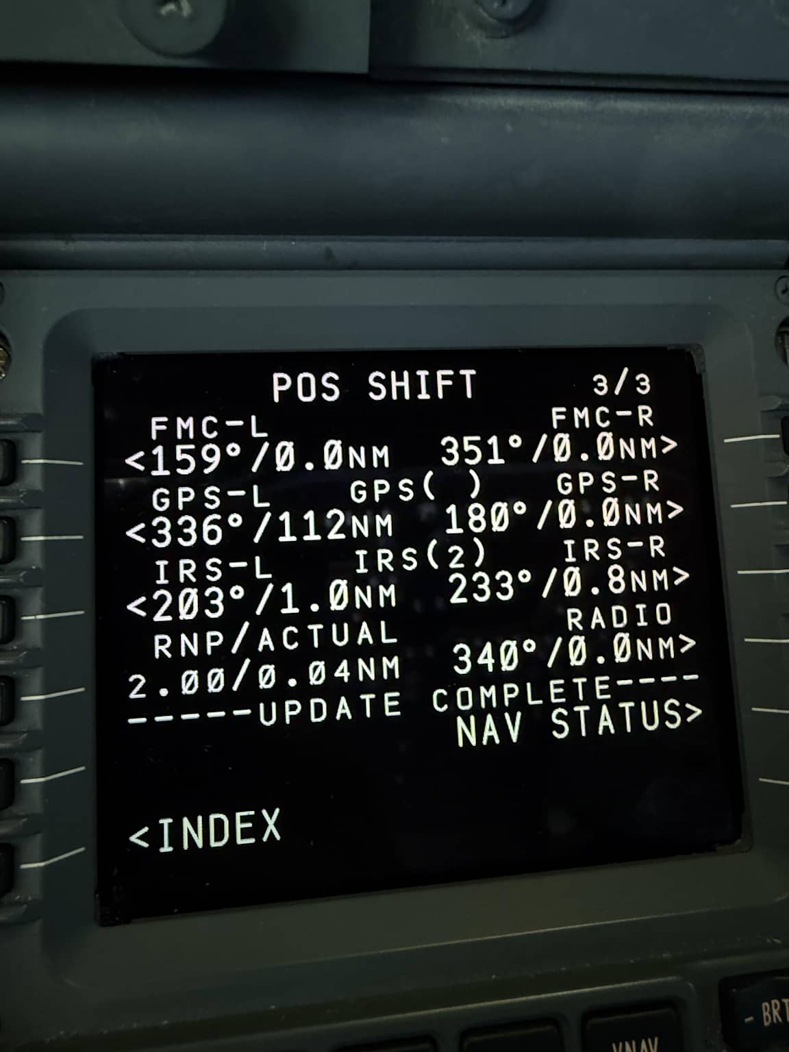 Écran FMC d'un avion de ligne affichant un POS SHIFT : l'écart entre la position GPS et la position inertielle révèle une attaque de spoofing en cours