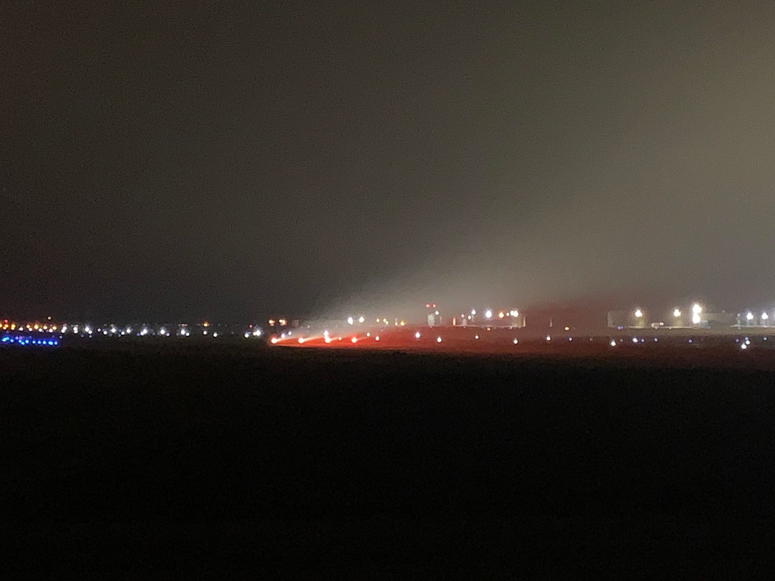 Approche de nuit sous brouillard, feux PAPI visibles