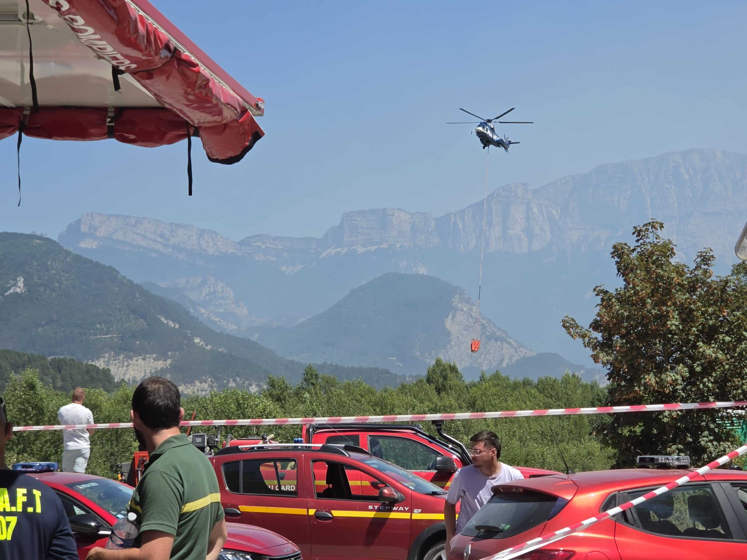 Super Puma and its bambi bucket on the Die fire, Vercors