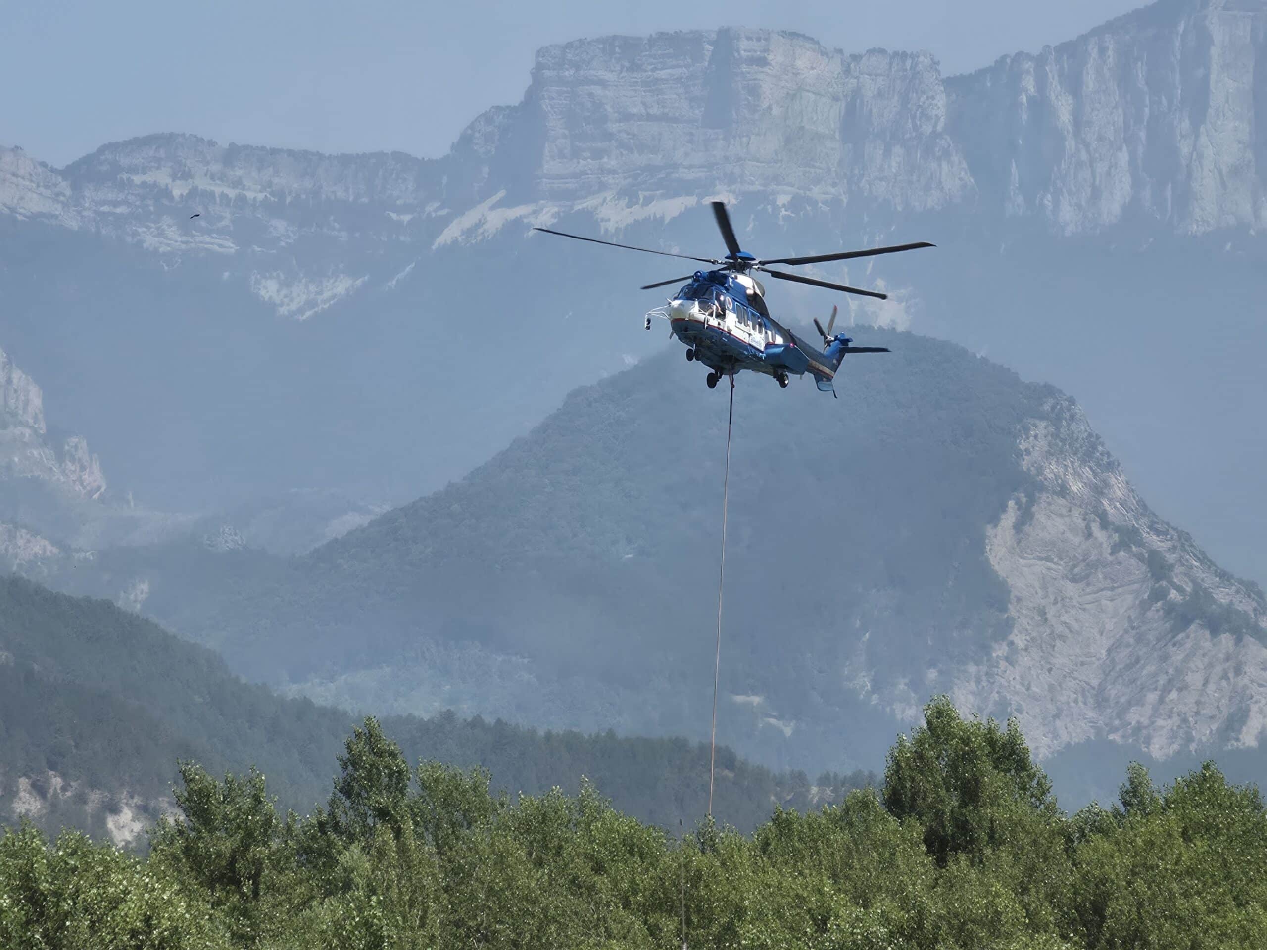 Super Puma pumping water on the Die fire, Vercors in the background